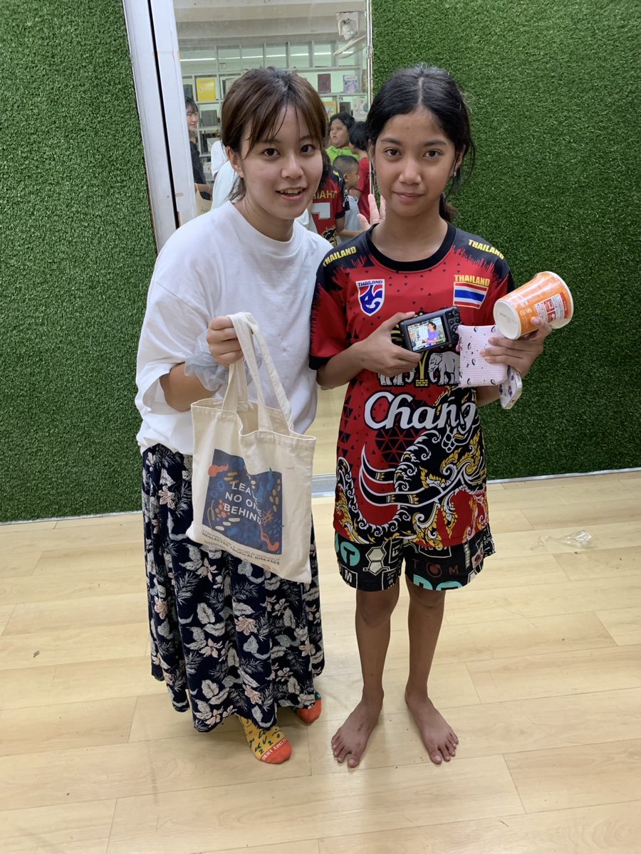 タイ・バンコクでのフォトンテスト(4)
コンテストの結果、財団のみなさまの投票で優秀賞が選出されました。
 参加した子どもたちに小さなプレゼントを渡しました！
詳細⇒ sdgspromise.org/archives/17043
＃クロントイスラム #フォトコンテスト #MPJYouth