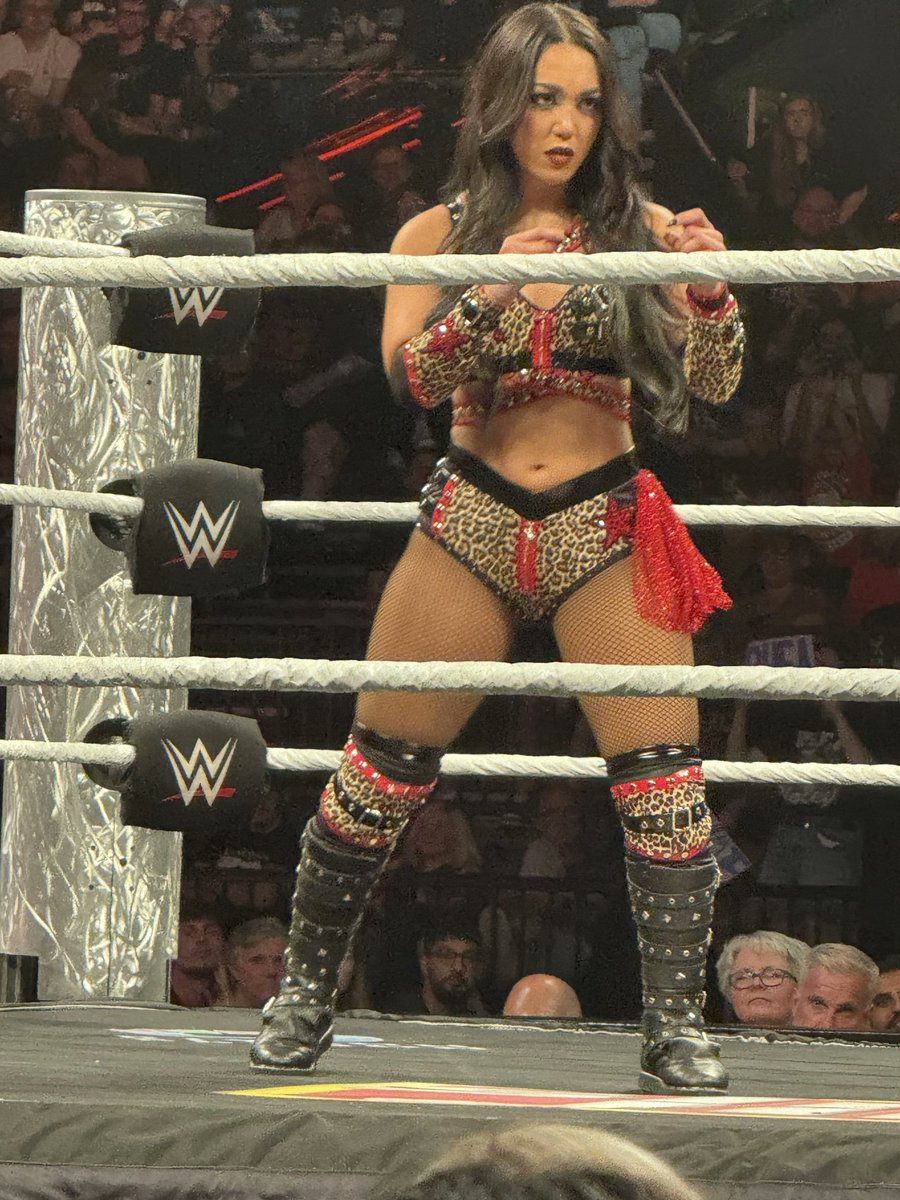 IsATrueProdigy's tweet image. Radiating bad bitch energy.