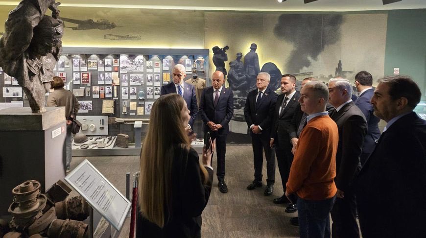 🇹🇷🤝🇧🇾 Türk Parlamento Heyeti Başkanı S.Eser, Büyük Vatanseverlik Savaşı Müzesi’ni ziyaretinin ardından şunları söyledi: “Belarus halkının yaşadığı acılar unutulmayacak kadar derindir” 🕊️🏛️✨
👉 is.gd/NUGEFD
