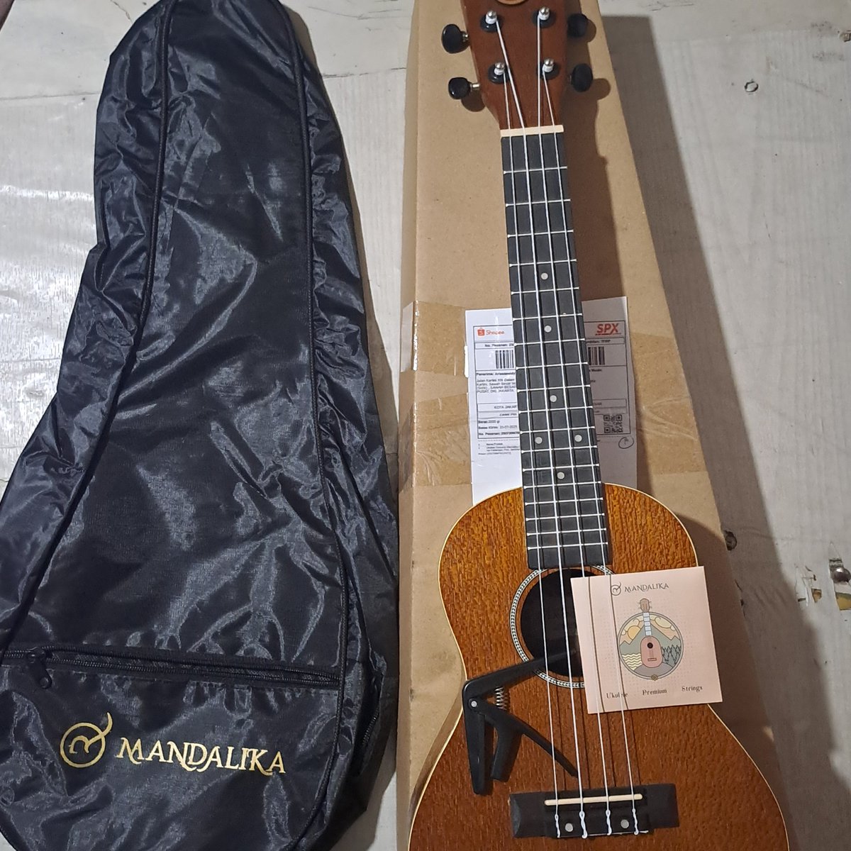 cortismine's tweet photo. help rt🙏🏼

wts ukulele (preloved) masih mulus 98% cuma dipake bbrp kali lbh sering pake gitar😓 
include :
• tas
• capo
• senar

🏷️ price 280k (bole nego wajar ya)
📍 dom jakpus
🍊 avail oren (safe packing)
wts wtb ukulele https://t.co/rv6ubo5ISp