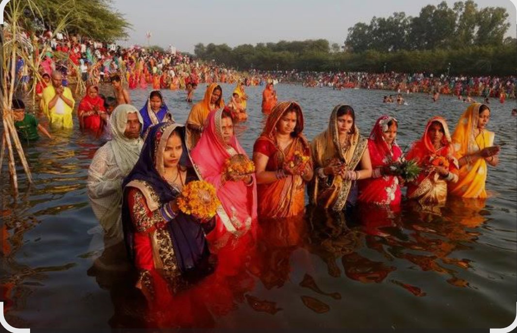 diksha_1823's tweet image. उदीयमान सूर्यदेव को प्रणाम!! 🙏🏽
लोक आस्था के महापर्व छठ की आप सबको मंगलकामनाएँ।
छठ मैया सबको आशीर्वाद दें, सबका कल्याण करें!
जय छठी मैया! 🌅
#छठी_मैय्या की जय 🙏🏻