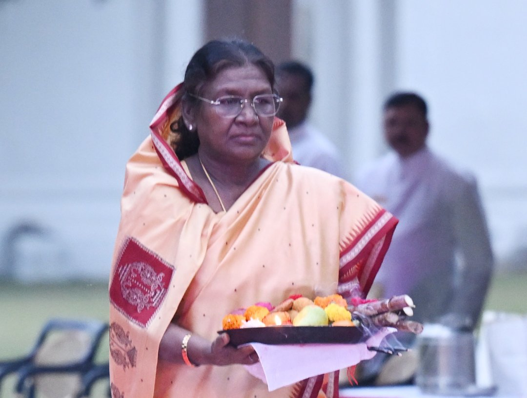 diksha_1823's tweet image. उदीयमान सूर्यदेव को प्रणाम!! 🙏🏽
लोक आस्था के महापर्व छठ की आप सबको मंगलकामनाएँ।
छठ मैया सबको आशीर्वाद दें, सबका कल्याण करें!
जय छठी मैया! 🌅
#छठी_मैय्या की जय 🙏🏻