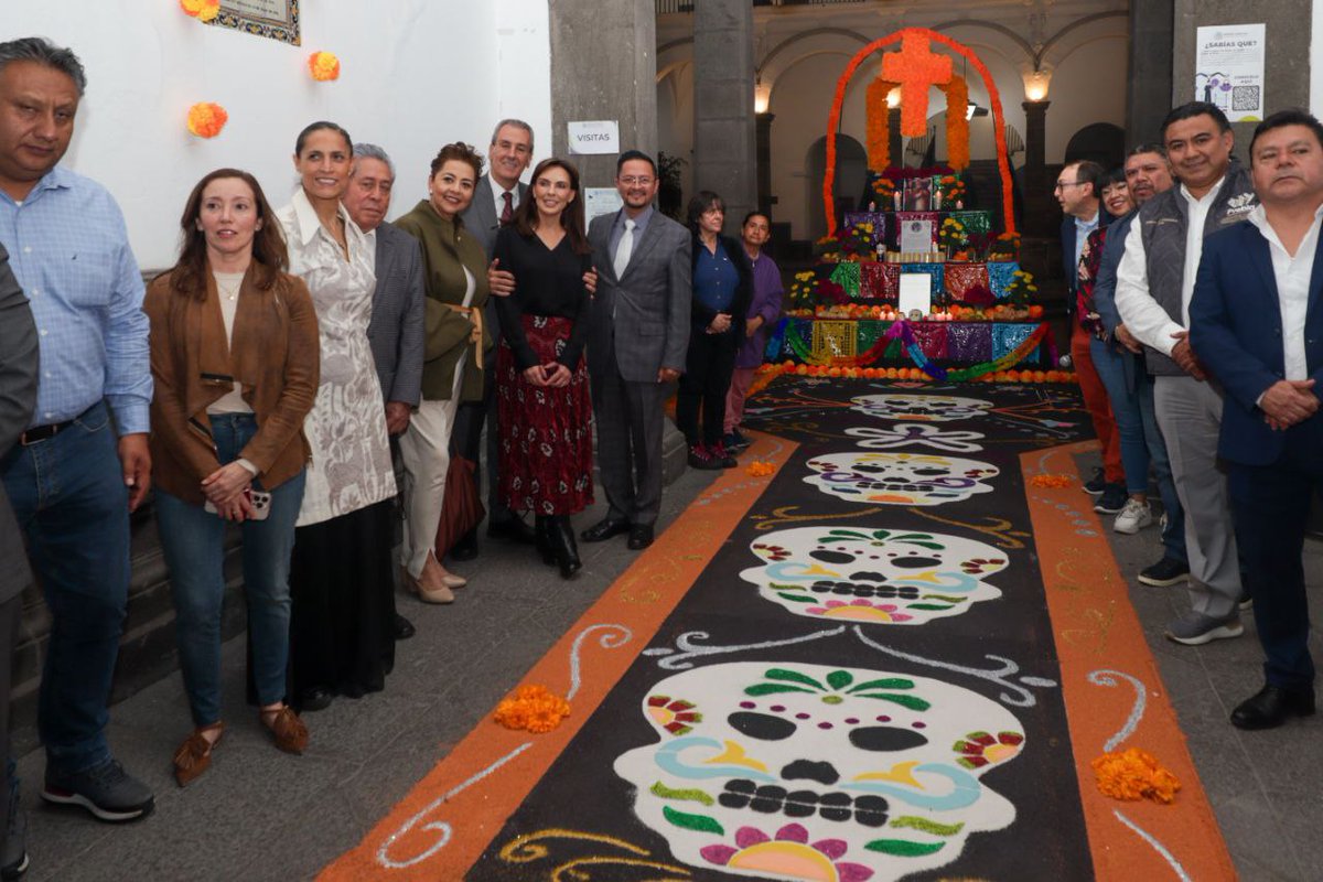 Visitamos la Ofrenda del Palacio de Justicia, dedicada a Domingo Pantaleón Álvarez de Andreu, un homenaje que honra su legado en la historia jurídica de Puebla. ⚖️🕯️

Entre flores de cempasúchil y símbolos de justicia, recordamos a quienes dedicaron su vida a construir una