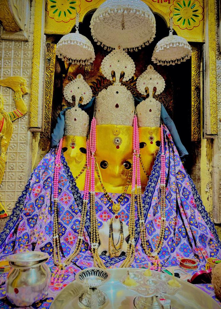 ।। जय माँ बगलामुखी ।।

माँ बगलामुखी, नलखेड़ा के आज के प्रात: दर्शन आपके लिये।

आपका दिन शुभ हो।

अपना ध्यान रखिए!

॥ ॐ ह्लीं बगलामुखी सर्व दुष्टानां वाचं मुखं पदं स्तंम्भय जिव्हां कीलय बुद्धिं विनाशय ह्लीं ॐ स्वाहा ॥ 

👣जय माँ बगलामुखी जी 👣

😊🙏✌️