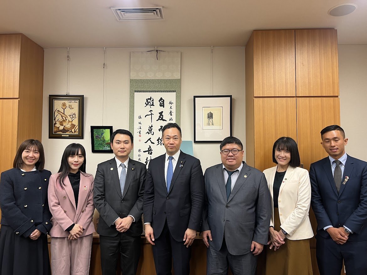 台湾の民進党で最近立ち上がった青年局の代表団が、昨日事務所に来られました。
約60年前に当時の海部俊樹青年局長・小渕恵三青年部長と蔣経国救国団主任との間で合意されて以降、日台間の政治の繋がりを支えてきた若い世代の交流の歴史を振り返りつつ、日台間の様々なテーマについて意見交換しました