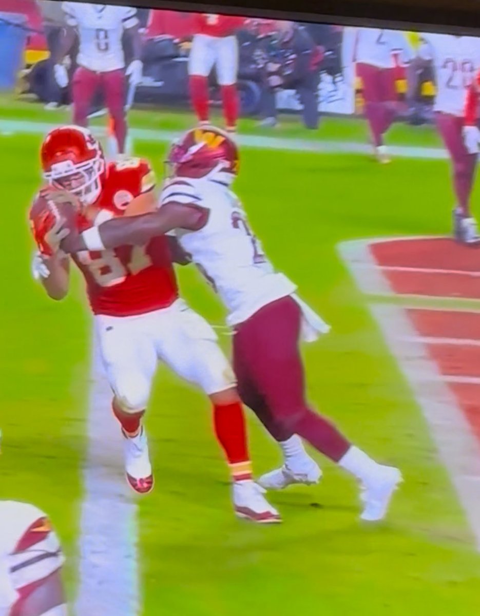 lillone9's tweet photo. Taylor swift sighting after Travis Kelce scored!!! Ahhhhhh!!!!! #taylorswiftchiefsgame #traviskelce #chiefs https://t.co/jtuLQBW3Sg