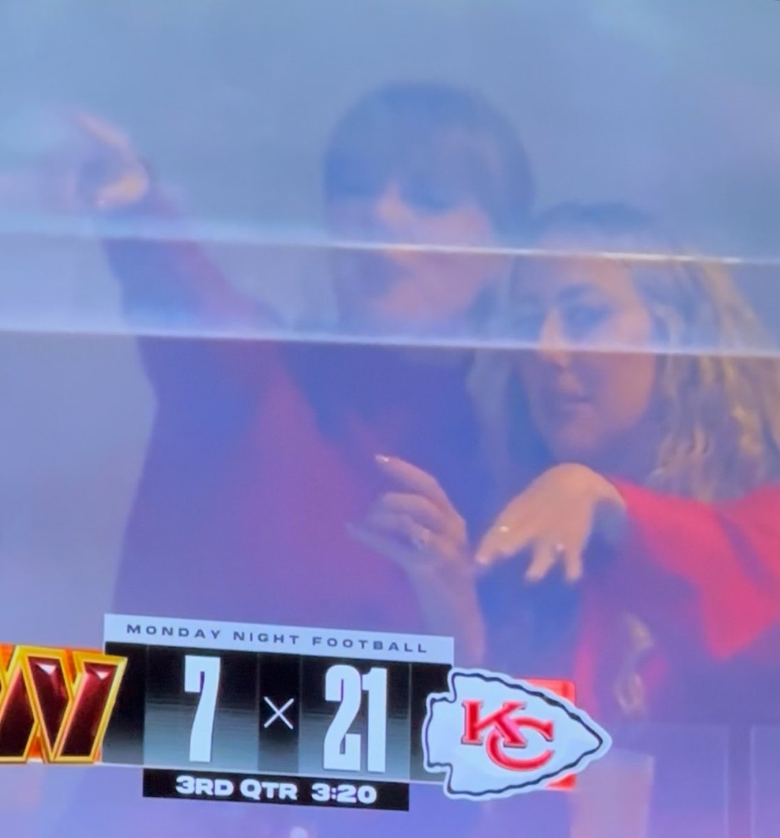lillone9's tweet photo. Taylor swift sighting after Travis Kelce scored!!! Ahhhhhh!!!!! #taylorswiftchiefsgame #traviskelce #chiefs https://t.co/jtuLQBW3Sg
