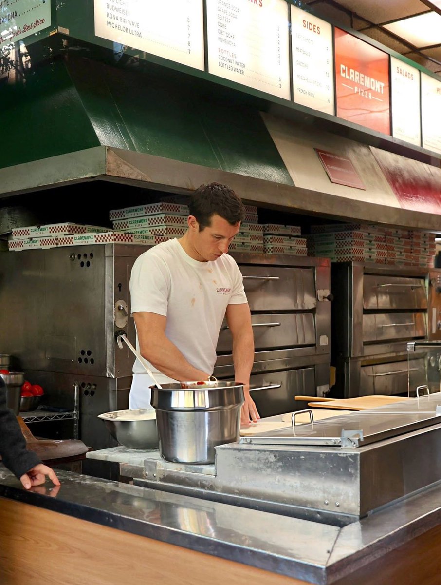 callumluvbot's tweet image. Imagine being served pizza by Callum Turner lmao