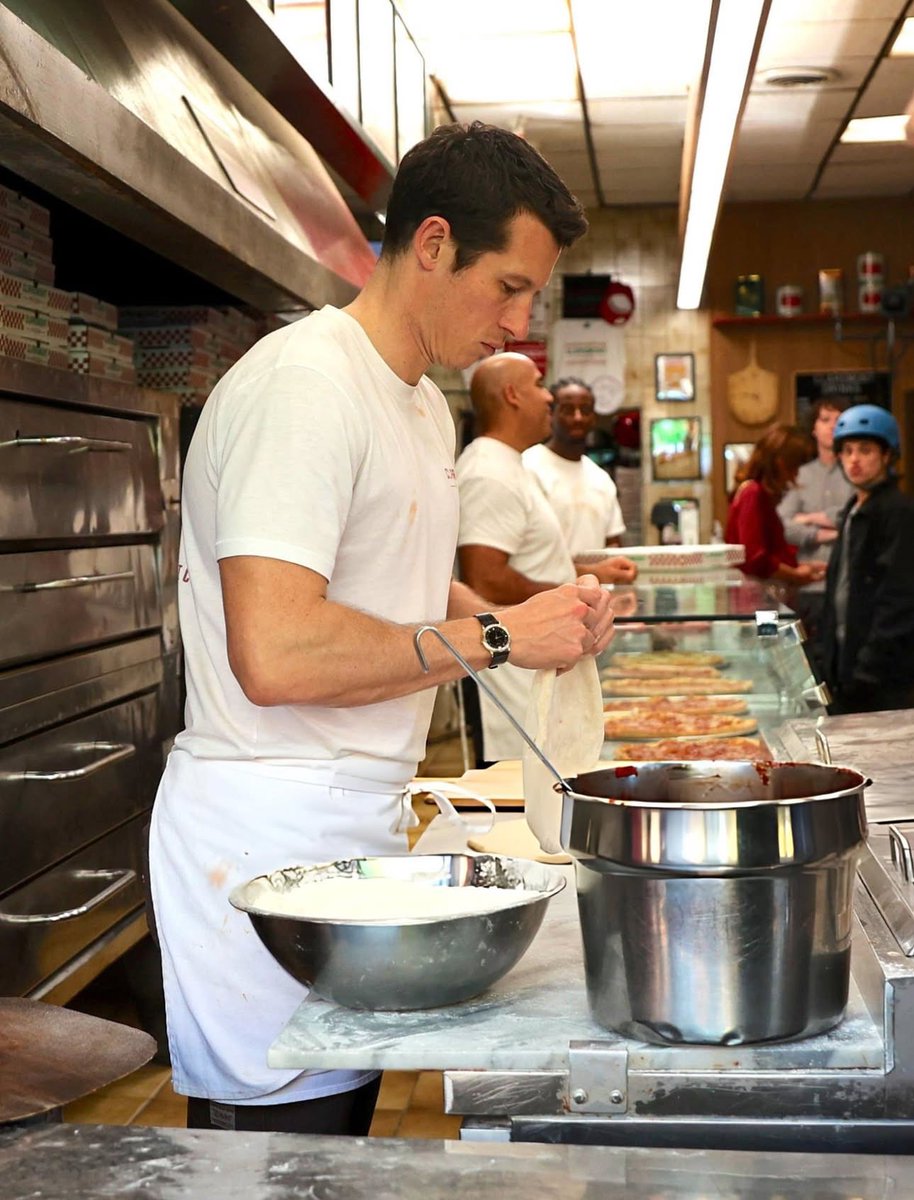 callumluvbot's tweet image. Imagine being served pizza by Callum Turner lmao