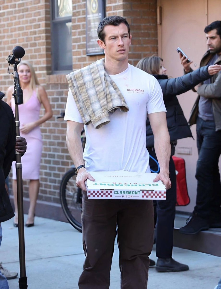 callumluvbot's tweet image. Imagine being served pizza by Callum Turner lmao