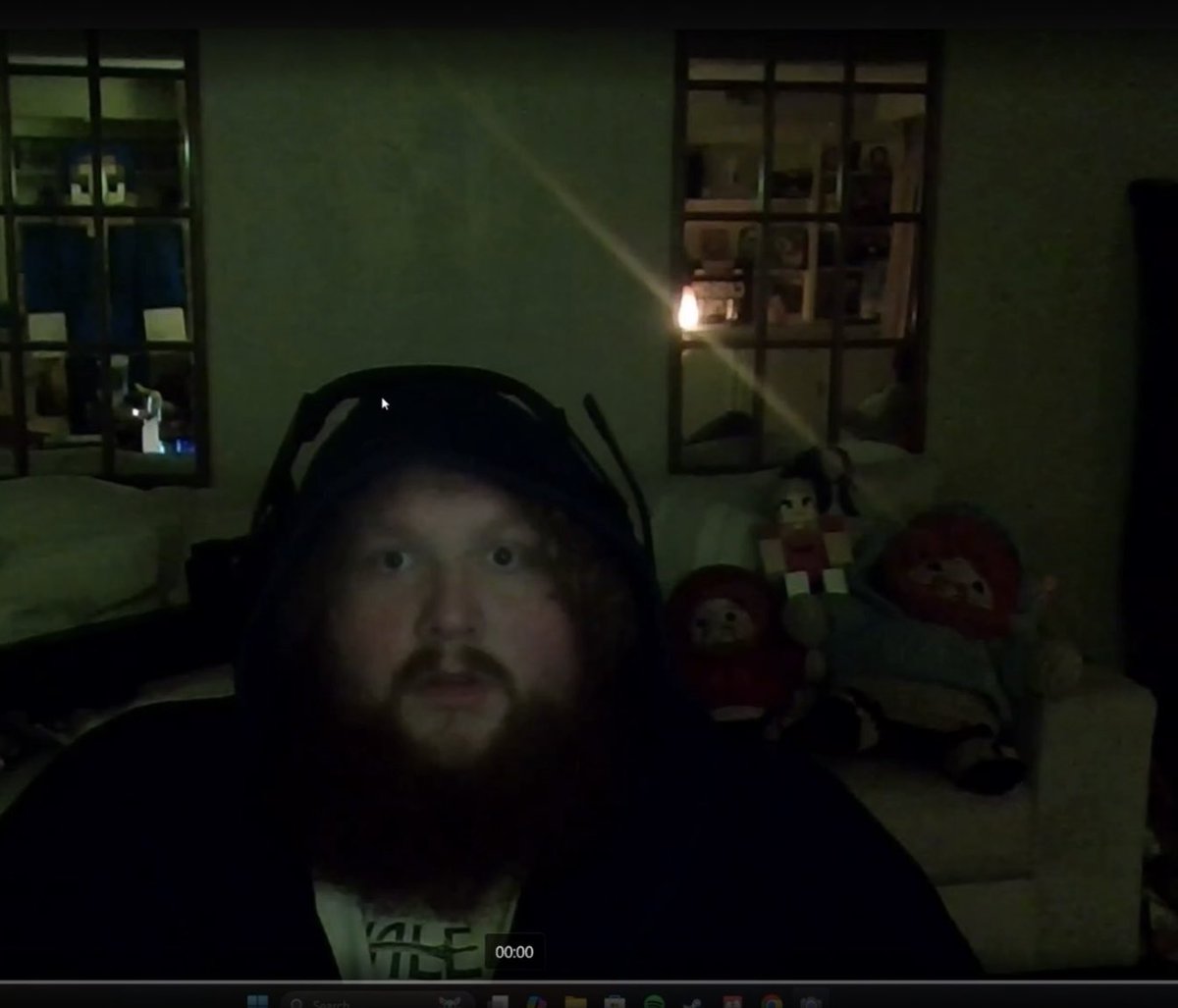 Case looking at Case, looking at another Case. <a href="/CaseOh__/">CaseOh</a> 😂