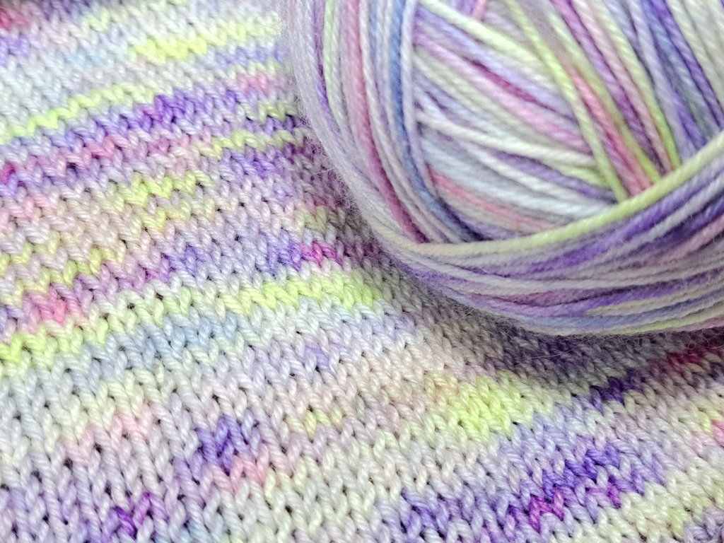 手に持つとしっくり来るという表現がピッタリの写真よりも実物の方が鼠色っぽ鶴首壷 手に持つとしっくり来るという表現がピッタリの写真よりも実物の