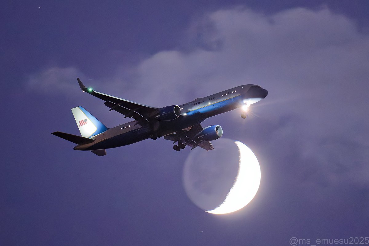 masqueradesuit7's tweet photo. 三日月🌙とC32A✈️
本当はAF1で狙いたかった画ですが サイズバランス的にも 小ぶりな757でちょうど良かったです☺️🩵

たまには飛行機写真もアップ🙌🏻
#USAF
#BoeingC32A
#boeing757
#SAM47
#随伴機 https://t.co/zGdbZMl8br