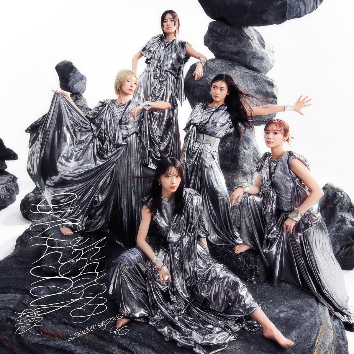 【1F アイドル新作】
「 #櫻坂46 ／ #UnhappyBirthday構文 」本日入荷しました！🎂🌸

13thシングルとなる今作では3期生の #村井優 が初の表題曲センターに抜擢！🎊

ラムタラ初回特典はTYPE-Dのジャケット絵柄を使用したポストカードです✨お買い求めは是非ラム横で🥳

#櫻坂46_UnhappyBD構文 #横浜