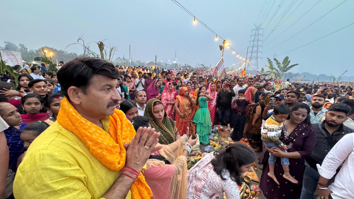 ManojTiwariMP's tweet image. लोक आस्था के पावन महापर्व #छठ के चौथे एवं अंतिम दिन आज प्रातः अपनी लोकसभा क्षेत्र के सोनिया विहार यमुना तट पर, परिवार तथा क्षेत्रवासियों के साथ उदीयमान सूर्य देव को अर्घ्य अर्पित किया।

यह पावन पर्व हमारी संस्कृति की गहराई, मातृशक्ति की तपस्या और पर्यावरण के प्रति हमारी कृतज्ञता…