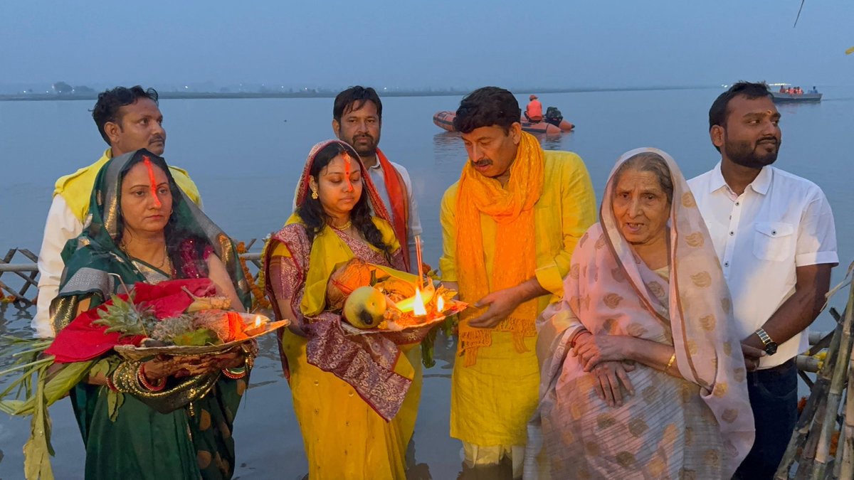 ManojTiwariMP's tweet image. लोक आस्था के पावन महापर्व #छठ के चौथे एवं अंतिम दिन आज प्रातः अपनी लोकसभा क्षेत्र के सोनिया विहार यमुना तट पर, परिवार तथा क्षेत्रवासियों के साथ उदीयमान सूर्य देव को अर्घ्य अर्पित किया।

यह पावन पर्व हमारी संस्कृति की गहराई, मातृशक्ति की तपस्या और पर्यावरण के प्रति हमारी कृतज्ञता…