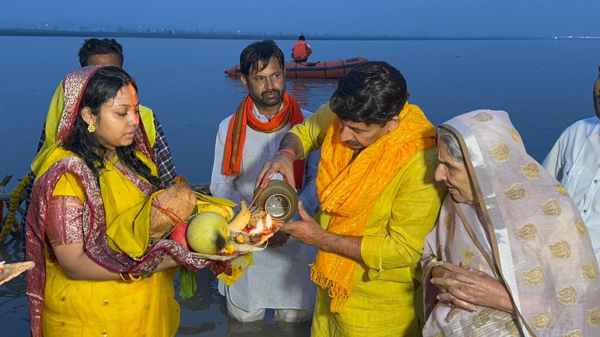 ManojTiwariMP's tweet image. लोक आस्था के पावन महापर्व #छठ के चौथे एवं अंतिम दिन आज प्रातः अपनी लोकसभा क्षेत्र के सोनिया विहार यमुना तट पर, परिवार तथा क्षेत्रवासियों के साथ उदीयमान सूर्य देव को अर्घ्य अर्पित किया।

यह पावन पर्व हमारी संस्कृति की गहराई, मातृशक्ति की तपस्या और पर्यावरण के प्रति हमारी कृतज्ञता…