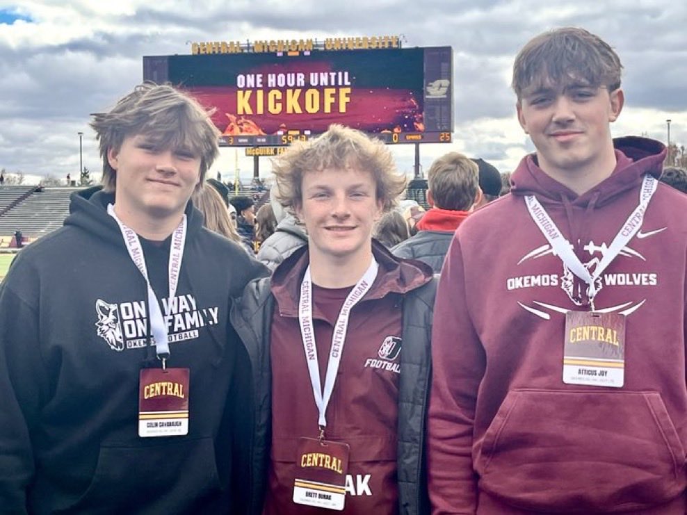 C_Cavanaugh1's tweet photo. Thank you @CMU_Football for inviting me to their homecoming game. I really enjoyed watching a great game and enjoying the atmosphere. @CoachHaydenMace @EScottEmuakpor1 @Coach_Javi1 @AllenTrieu @alex_pallone @PrepRedzoneMI @MIexposure @MichFBFrenzy @RisingStars6 https://t.co/jMYVCOCdNn