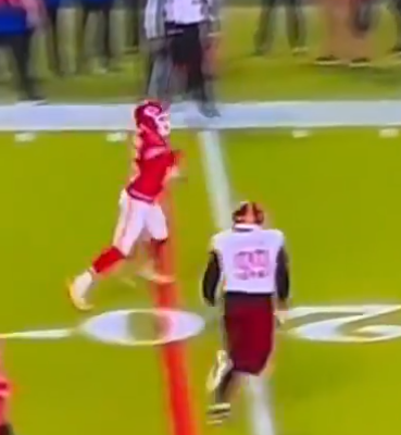 Stan_R44's tweet photo. @JustJarmin I thought he was, but this is the last frame on that clip where it looks like the ball is anywhere near his hand. I don't know how he does this but that's a legal throw. https://t.co/JTilhfL7Dd