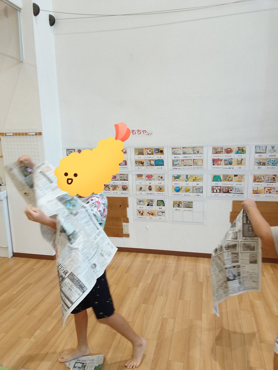 attomitsuke's tweet photo. 新聞遊びをしました✨ちぎったり、丸めたり😆
散らかし放題なんて、お家じゃできませんからね😁
最後はもちろん、お片付けをしました👏🏻
#新潟県　#見附市　#今町　#放課後等デイサービス　#放デイ　#あっとほーむ見附 https://t.co/fh7TQoaIYy