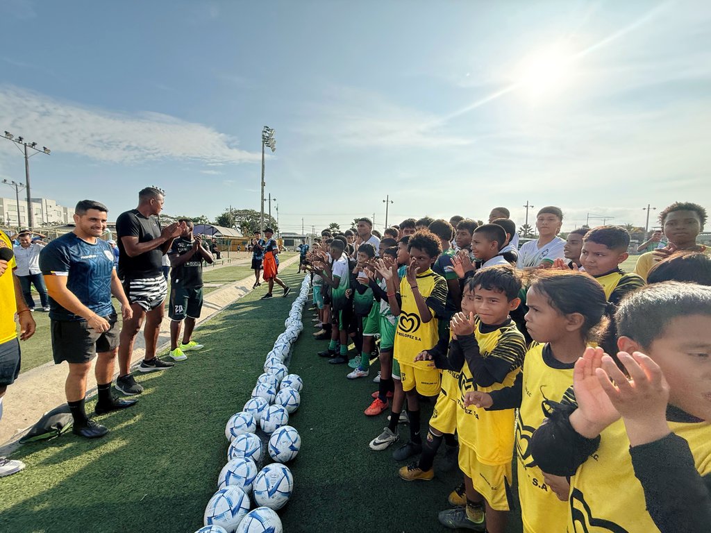 .<a href="/JDJimenezV/">Jose David Jimenez</a>, estuvo en las canchas de la Liga Barrial Luis Chiriboga Parra, dónde compartió con niños de Guayaquil en el torneo de fútbol de "Vamos a la Cancha". ⚽
 
Ex jugadores profesionales de fútbol dirigieron los encuentros que coronaron como campeón al Club Nazareno. 🏆🇪🇨