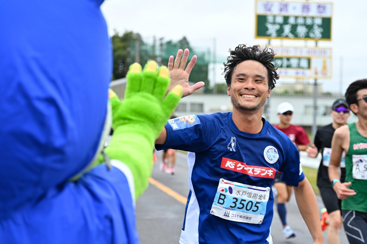 hollyhock_staff's tweet photo. 10/26(日) 今年も  #ホーリーくん が、#ランナー応援隊 として、 #水戸黄門漫遊マラソン のランナーの皆さんを、ファン・サポーターの皆様と一緒に応援してきました📣

また、今年も #水戸ホーリーホック のアカデミー・フロントスタッフの有志が、「やりきる走りきる、札幌に念を送る」をテーマに出場し、7年ぶりの全員完走を果たしました。

ランナーの皆さんからも、沿道からも、「ホーリーホックがんばれ！」と多数お声がけ頂きありがとうございました！