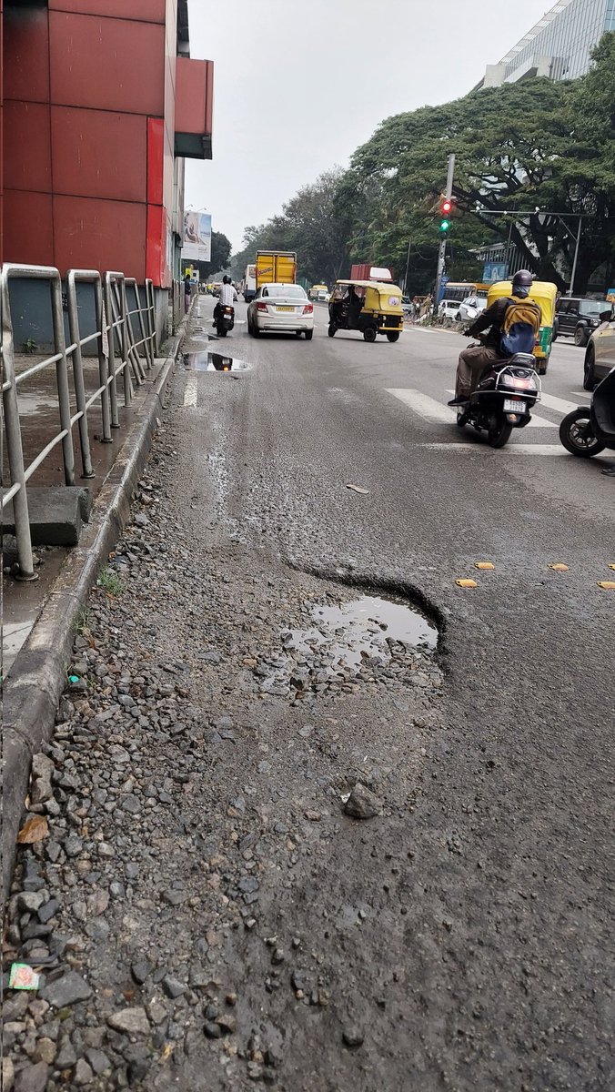 infrablr's tweet image. @GBAChiefComm The same pothole in front of Swami Vivekananda metro station  continues even 9 months after complaining. 
@DCPTrEastBCP @blrcitytraffic @jbnagartrfps your staff r at that signal full day..they dont bother to followup with @GBA_office n get the pothole filled.