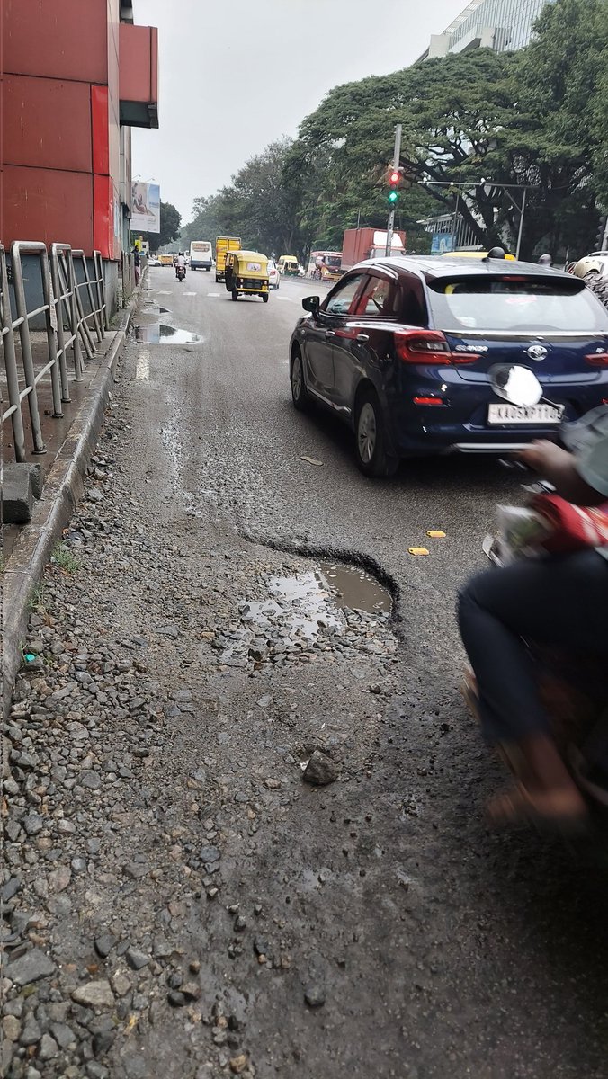 infrablr's tweet image. @GBAChiefComm The same pothole in front of Swami Vivekananda metro station  continues even 9 months after complaining. 
@DCPTrEastBCP @blrcitytraffic @jbnagartrfps your staff r at that signal full day..they dont bother to followup with @GBA_office n get the pothole filled.