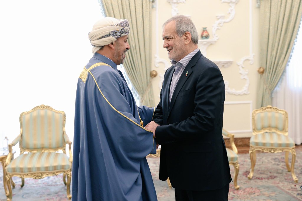 bader_albusidi's tweet photo. احترام وتقدير يليق بمكانة معالي  السيد حمود بن فيصل البوسعيدي ,    لقاء يعكس هيبة الحضور ، ورقي التعامل ، وفخامة الموقف الدبلوماسي  , حضور عماني يفيض وقاراً ، ويمثل الدولة بهدوئه وثباته المعهود .
حفظك الله معالي السيد ❤️ https://t.co/w7IeaJJO0y