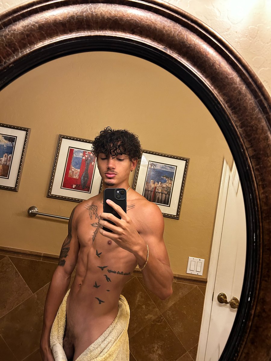 towel bouta slip off 👀