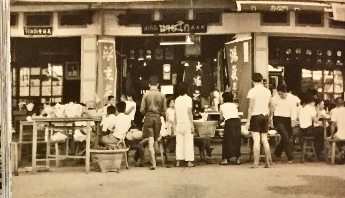 The Birth of Thai Surnames – How a Nation Found Its Family Names

A surname is a map of belonging. 

Before the early 1900s, Thai people lived without one. Villagers were known by simple names Daeng, son of Khun Plien, or Nim from the east canal. 

Only nobles had formal titles.