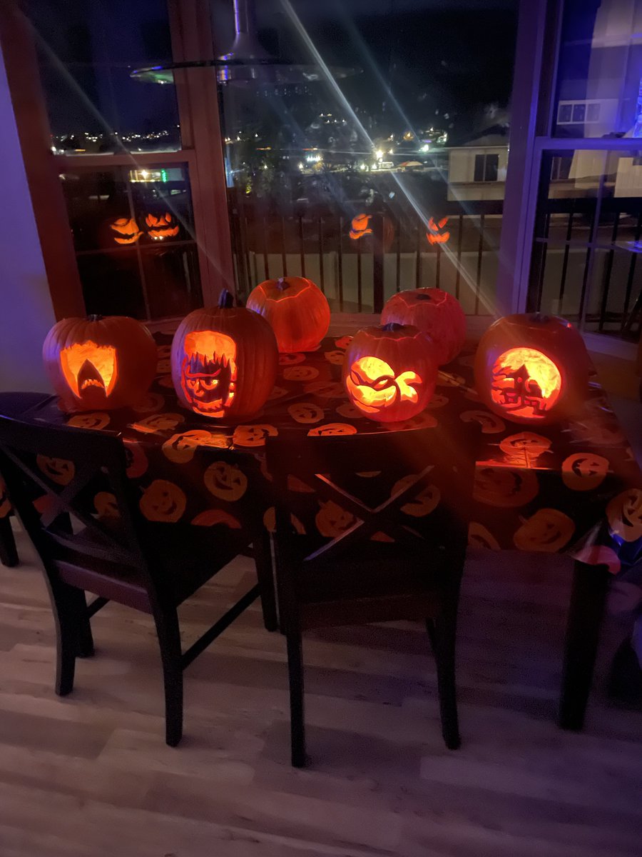 CoachKyleSamson's tweet photo. 5th annual QB Pumpkin carving contest! Our Kids had a blast with the QBs tonight! Pretty solid designs!! 
#Family https://t.co/4Z4sV0SCAq