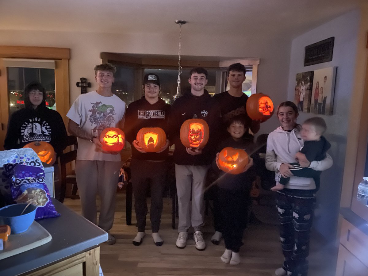 CoachKyleSamson's tweet photo. 5th annual QB Pumpkin carving contest! Our Kids had a blast with the QBs tonight! Pretty solid designs!! 
#Family https://t.co/4Z4sV0SCAq