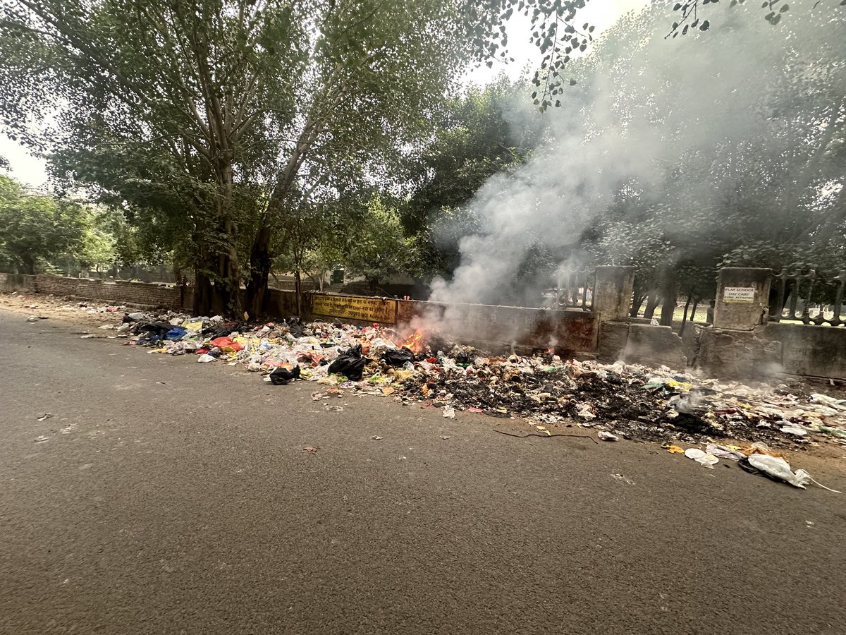 hmaan56's tweet photo. Went for a morning walk and found this dump burning right outside our back gate.
This spot behind Arjun Apartments, Sector 7, Dwarka has turned into a daily dumping site — and today, the smoke has made it hard to breathe inside our homes. https://t.co/xukpLIoD0l