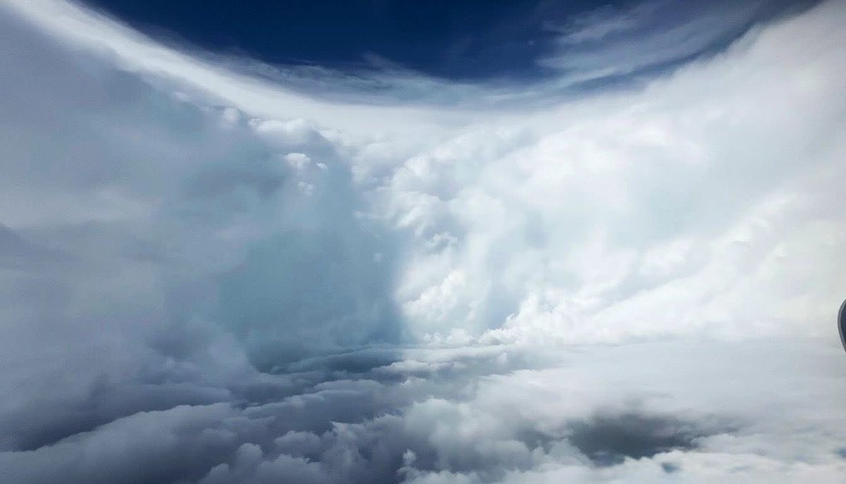 🌀IMPACTANTE LUCE DENTRO DEL OJO DEL CATASTRÓFICO HURACÁN #melissa

✈️Gracias a los grandes meteorólogos del NHC-NOAA que vuelan dentro de los huracanes, se puede obtener información en tiempo real del ciclón, así como estas bellísimas imágenes

¡SIN PALABRAS!