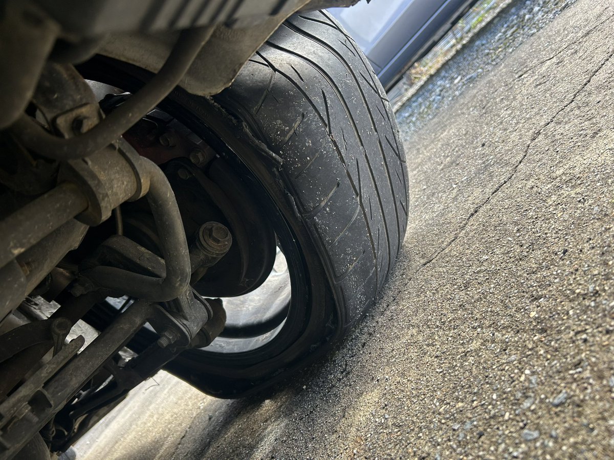 udon_gda's tweet image. こうなってるとも知らずにニコニコしながら1分くらい空気入れ続けてました。
今日も一日笑顔で。