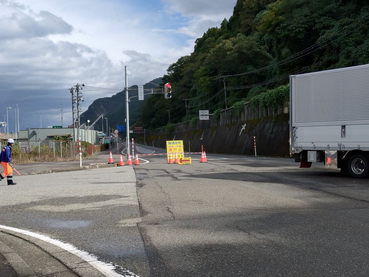 【#国道8号 #通行止め 状況第2報】
国道8号糸魚川市青海地先(港町交差点)～同市市振(道の駅越後市振の関)間で通行止め継続中です。
現在、現地状況確認中です。
また親不知ICから新潟方面への通行はできません。
ご迷惑おかけしますが、現地の誘導員の指示に従ってください。