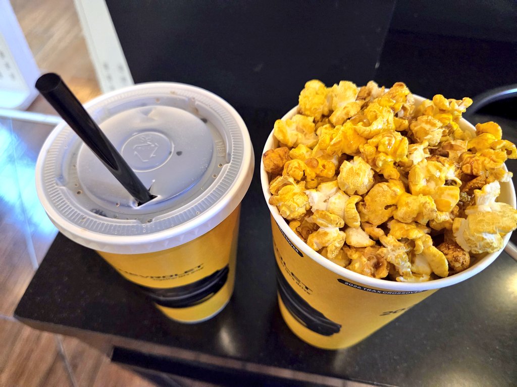 ygwhite2000's tweet image. 현재 팝콘🍿과 음료🥤사서 영화 상영관에 들어 왔습니다!
지금 상영관에 아무도 없는 게 혼자 서 극장 상영관 하나 통째로 빌린 것 같아 매우 신납니다!!!😁💕💕💕