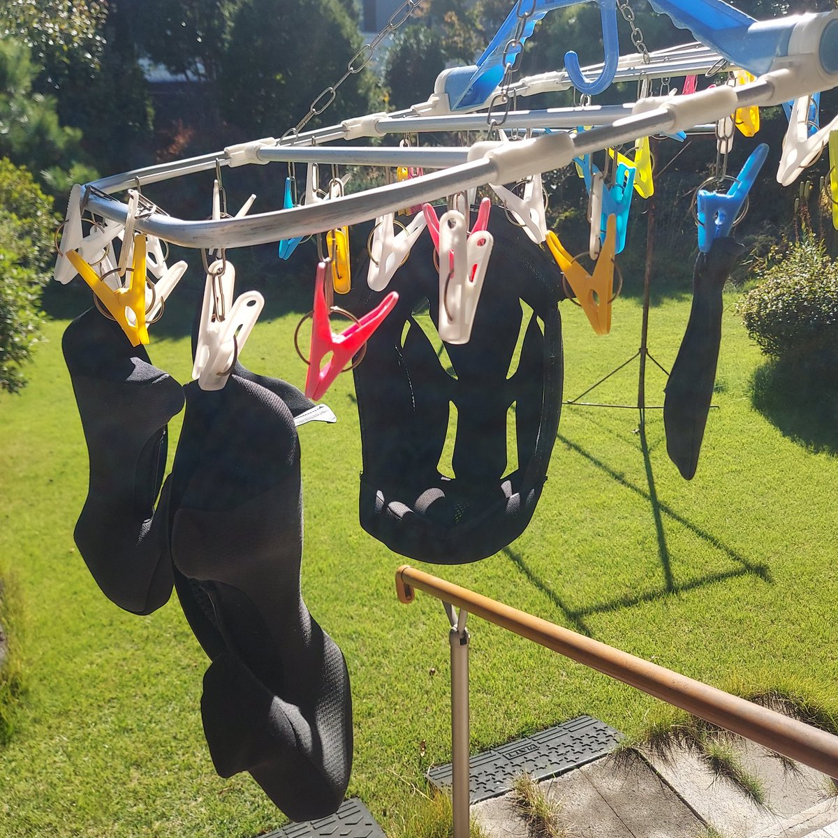 kazuyahashimoto's tweet image. ヘルメットの内装を洗いましたよ。
夏場はヘルメットの中も汗でビショビショになるからね💦
#ogk #kabuto 
#kamui3