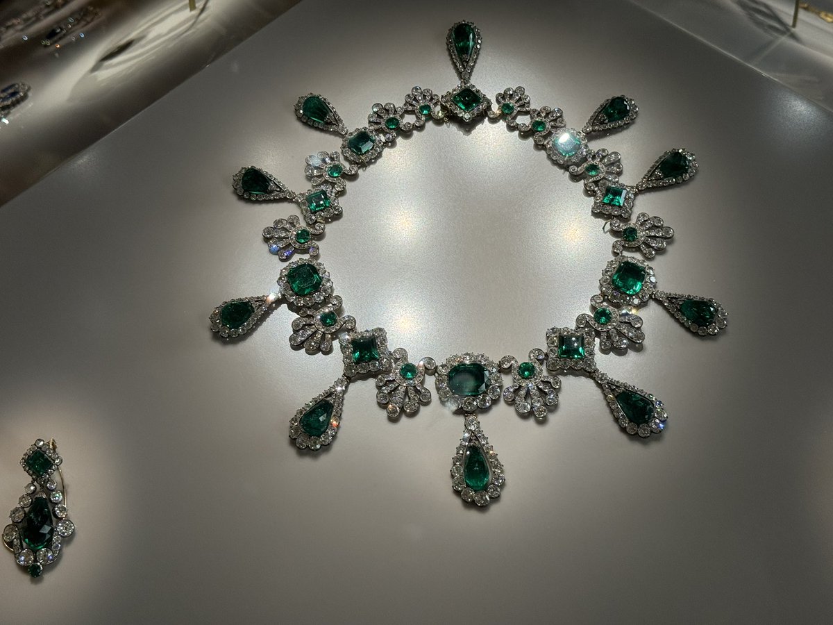 RisoYoshi's tweet photo. I saw it in the museum of Louvre in Paris last year, but didn’t expect that it would be stolen 🙀 https://t.co/0NmY9lTyXt
