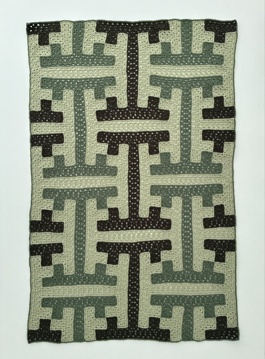 Math_crochet's tweet photo. 紗綾形もようの膝掛けを編みました
これも編んでみたかった伝統模様！
ちょっと渋めの色合いにしました
抹茶ほうじ茶玄米茶のイメージ🍵
毛糸で編んでつなげると真ん中の長い部分が膨らむんだなぁと🤔
アイロンとピン📍打ちで強制できなくもないけれどあえてしませんでした
敷き詰め模様何作目かな？ https://t.co/b436LArzTQ