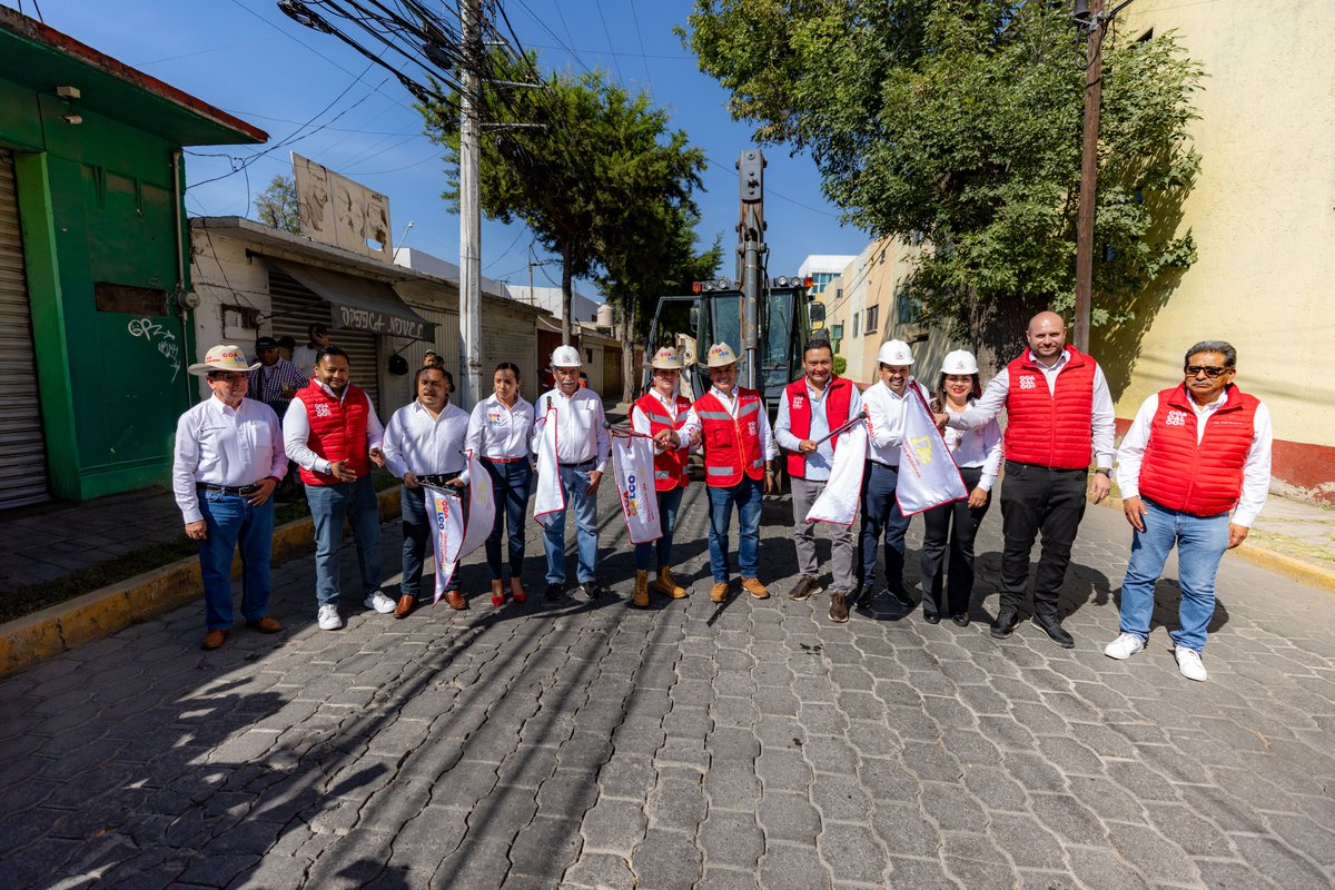 GobCoacalco2022's tweet photo. Junto a nuestro presidente municipal, @davidsanchezi, dimos inicio a la repavimentación con concreto hidráulico en la calle Miguel Hidalgo, en Cabecera Municipal, para mejorar nuestras vialidades y brindarles a las y los coacalquenses calles más seguras, duraderas y accesibles. https://t.co/girWw5da8w