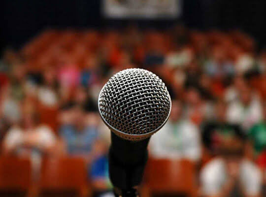 Hayırlı sabahlar!

Son günlerde, özellikle sosyal medya gündemindeki konulara ilişkin yorum yapan bazı zevâta cevaben;

‘Kabukla uğraşmam öze bakarım,
Alevlere değil köze bakarım,
Hakareti lümpen olanlar eder,
Bu yüzden söylenen söze bakarım!’

Alıntı