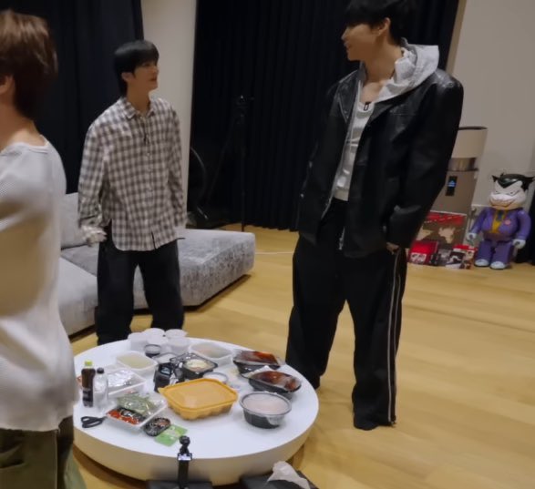 ahnsc5w's tweet photo. 그제 어제 느낀 점 : 키랑 덩치는 상대적인 것이고 https://t.co/D2hv81Z1iK