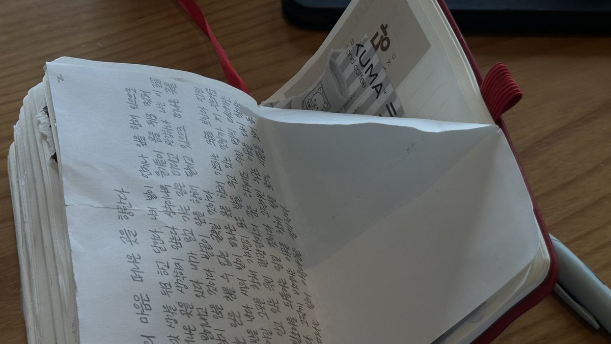 wsmor's tweet image. 핀터레스트에서 인쇄물 덕지덕지 붙인 일기장이 너무 예뻐 보여서… 올해 따라하기 시작했는데!! 이게 좋은 점이 미감 없이 아무렇게나 붙여도 대충 감성 있어 보임 ㅎㅎㅎ 일기 쓰기 귀찮은 내가 한해를 추억할 수 있는 가장 조은 방법인 듯하다