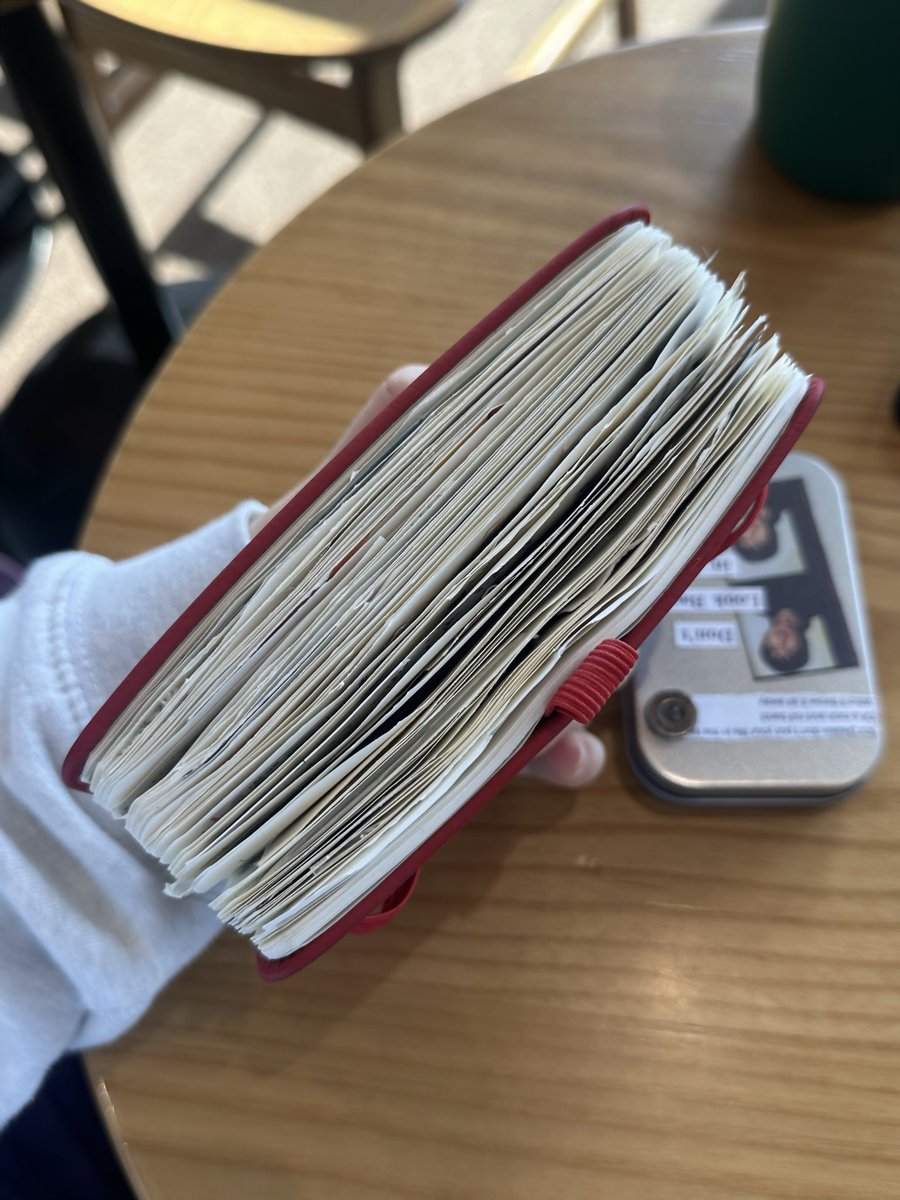 wsmor's tweet image. 핀터레스트에서 인쇄물 덕지덕지 붙인 일기장이 너무 예뻐 보여서… 올해 따라하기 시작했는데!! 이게 좋은 점이 미감 없이 아무렇게나 붙여도 대충 감성 있어 보임 ㅎㅎㅎ 일기 쓰기 귀찮은 내가 한해를 추억할 수 있는 가장 조은 방법인 듯하다