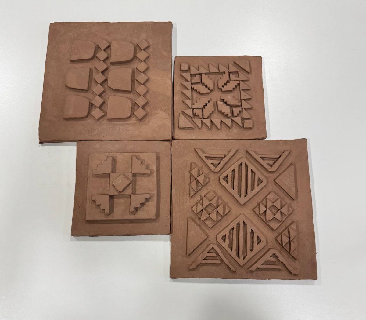 عملي لأول مشروع في<a href="/Ksu_Arts/">كلية الفنون</a>  
المادة: تقنيات الخزف 
الفكره : اخذت الهوية الي لليوم الوطني لهذا العام و جعلت منه جداريه ( عمل مسطح)