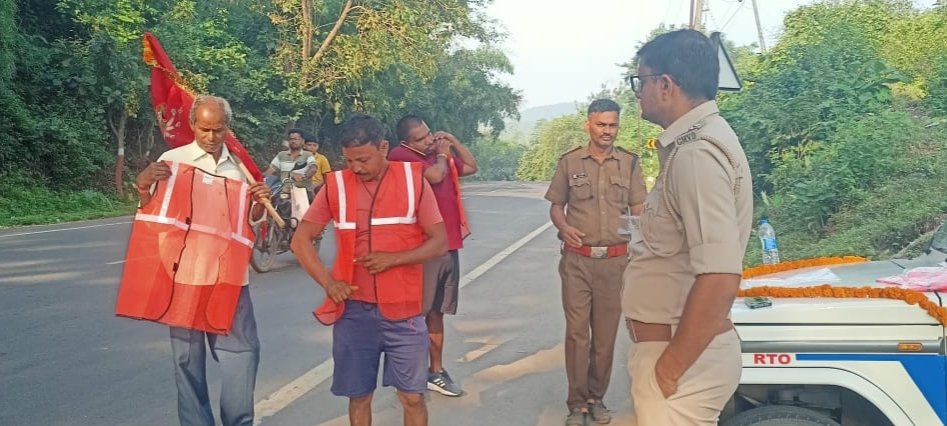 શિરડી (મહારાષ્ટ્ર) તરફ પદયાત્રા કરતાં યાત્રિકોની સુરક્ષા દ્રષ્ટિએ એઆરટીઓ ડાંગની ટીમ દ્વારા માર્ગ સલામતી જાગૃતિ પેમ્પલેટ અને રિફ્લેક્ટિવ જાકેટનું વિતરણ કરવામાં આવ્યું. <a href="/COTGuj_office/">Office of Commissioner of Transport</a> <a href="/GRSAofficial/">Gujarat Road Safety Authority</a> <a href="/CollectorDan/">Collector & DM Dang</a> <a href="/InfoDangGog/">Info Dang GoG</a>