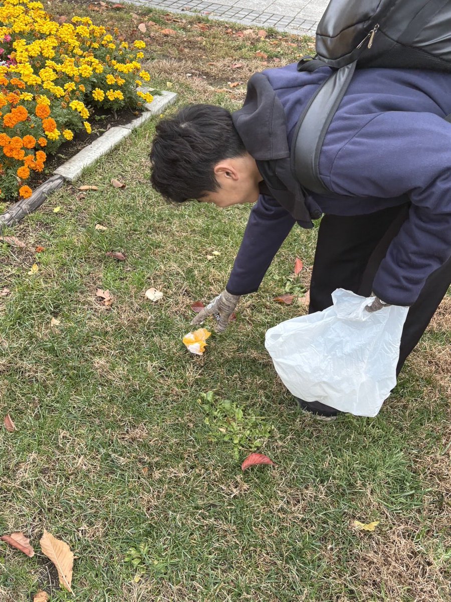 Coca_SIU's tweet photo. 10/25（土）に大通公園で行われた「Hokkaido 街のクリーンアップ大作戦！」に参加しました！

YOSAKOIソーラン祭りの会場でもある大通公園を街の皆さんと一緒に清掃してきました🗑

これからもボランティア活動に積極的に参加していきたいと思います😊😊 https://t.co/3a7bidQCR0