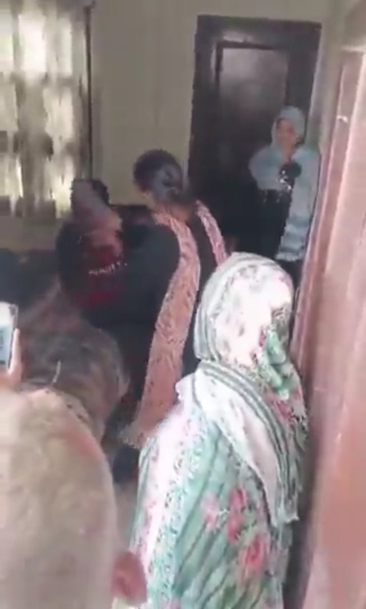AnilYadavmedia1's tweet image. इस महिला का पति OYO में किसी दूसरी महिला के साथ था,
महिला को गुप्त सूत्रों द्वारा पति की लोकेशन प्राप्त हुई,
महिला ने परिजनों के साथ होटल पर धावा बोला,
और पति के साथ उसको भी चप्पलों से सूत दिया,
घटना ऐतिहासिक जिले अमरोहा की बताई जा रही है,